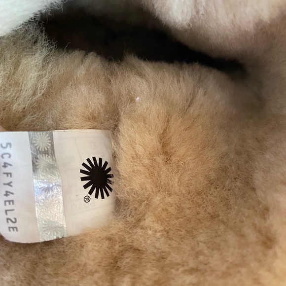 Authentic UGG mini BAILEY BOW ankle boots. - Picture 9 of 11